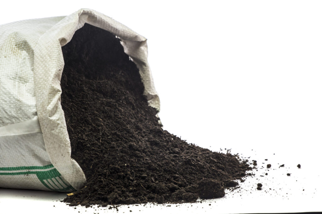 Nahaufnahme von dunkler, nährstoffreicher Blumenerde und Rindenmulch – Hochwertige Substrate für gesundes Pflanzenwachstum.