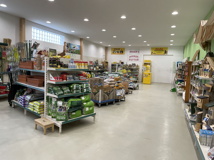 Innenansicht des Landmarkts von Maier Grünlandsaat mit einem Sortiment an Gartenbedarf, Tierfutter und regionalen Produkten.